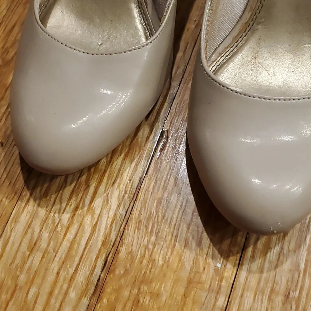 Beige heels with bow